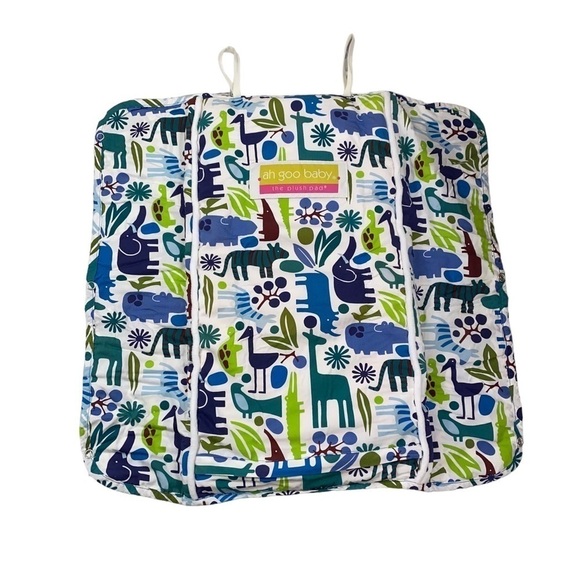 Ah Goo Baby The Plush Pad Portable Changing Pad with Memory Foam - Zoo Frenzy - Picture 8 of 9
